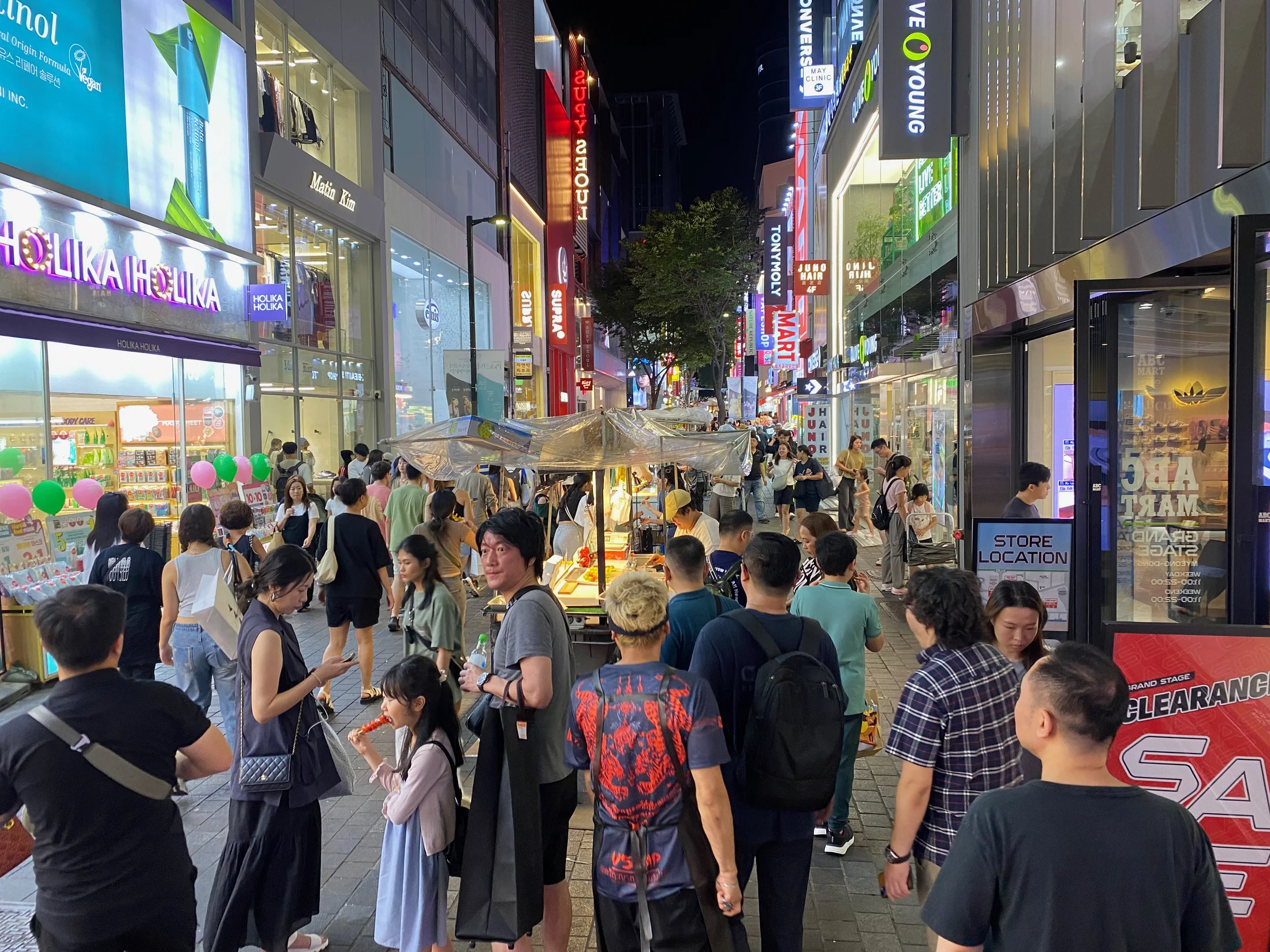 저녁 명동 거리의 야시장 노점과 보행자