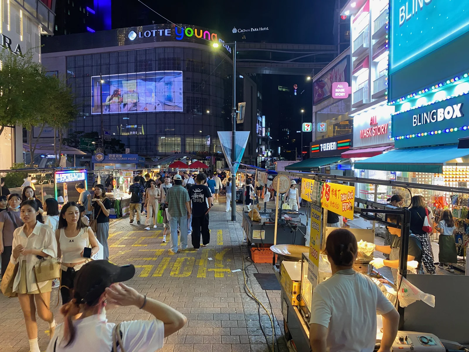 명동 야시장 거리와 이어진 노점 풍경