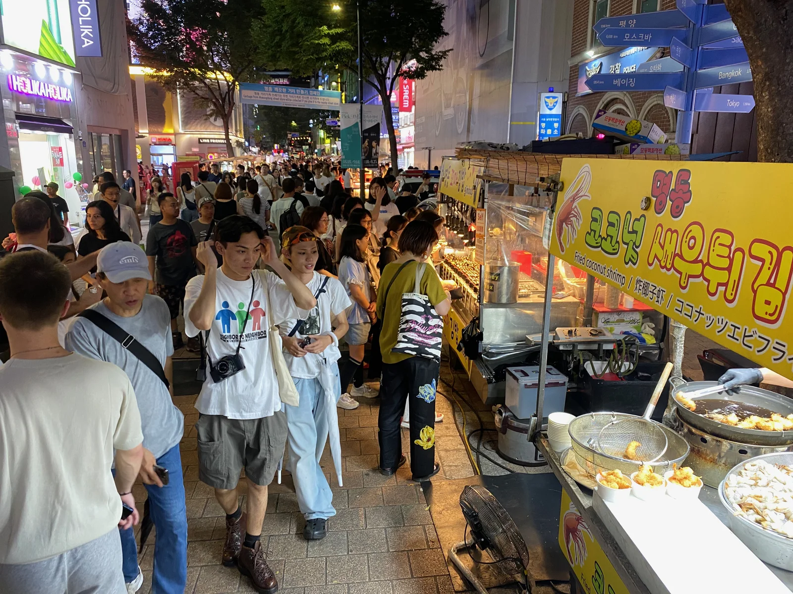사람들로 활기찬 명동 야시장 거리